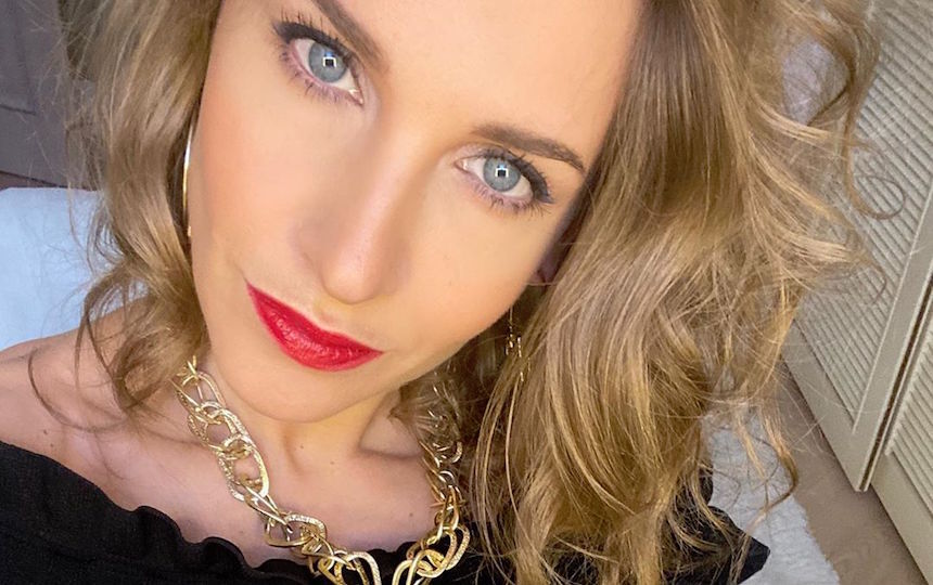 37-летняя Юлия Ковальчук надела роскошное платье вместо пижамы и покорила фанатов стройностью ног