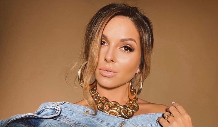 «Миссис Смит»: Нюша в стильном костюме произвела фурор в Сети