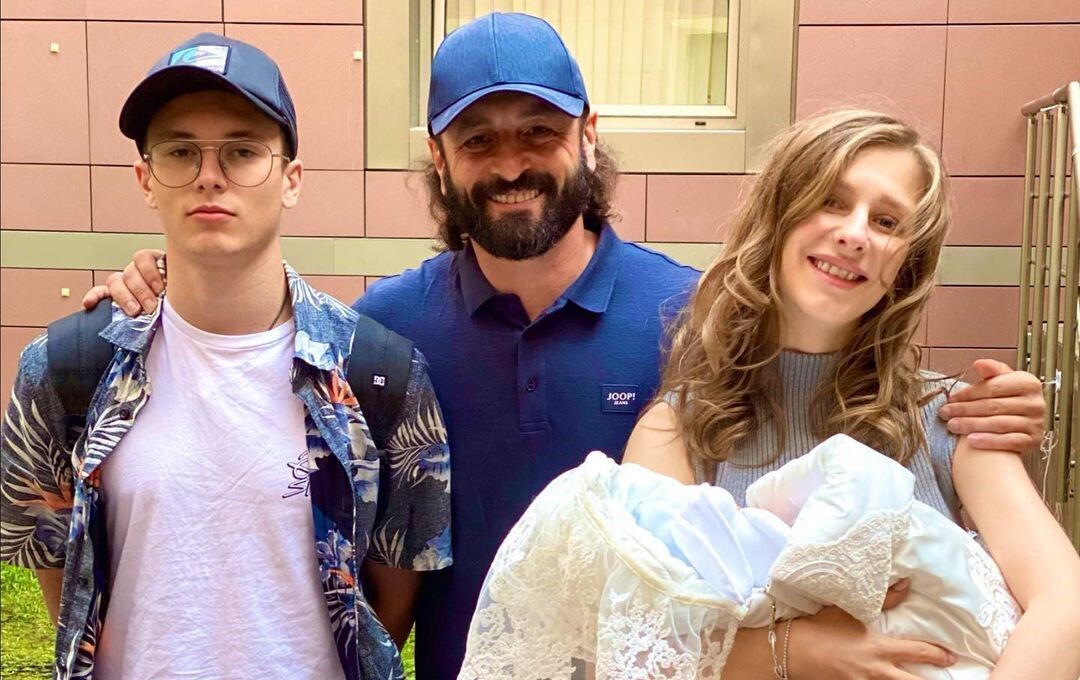 Авербух забрал Арзамасову с новорожденным сыном из роддома: трогательное видео