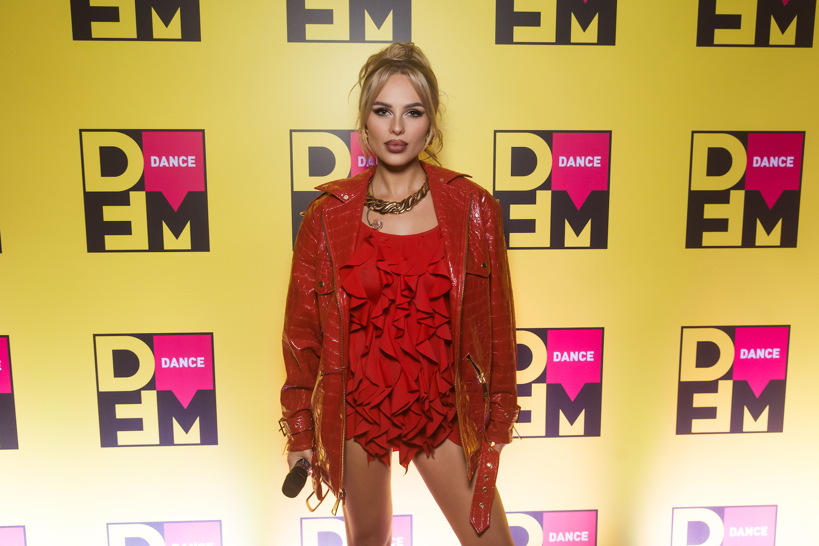 Ханна и другие звезды зажгли на дне рождения радио DFM