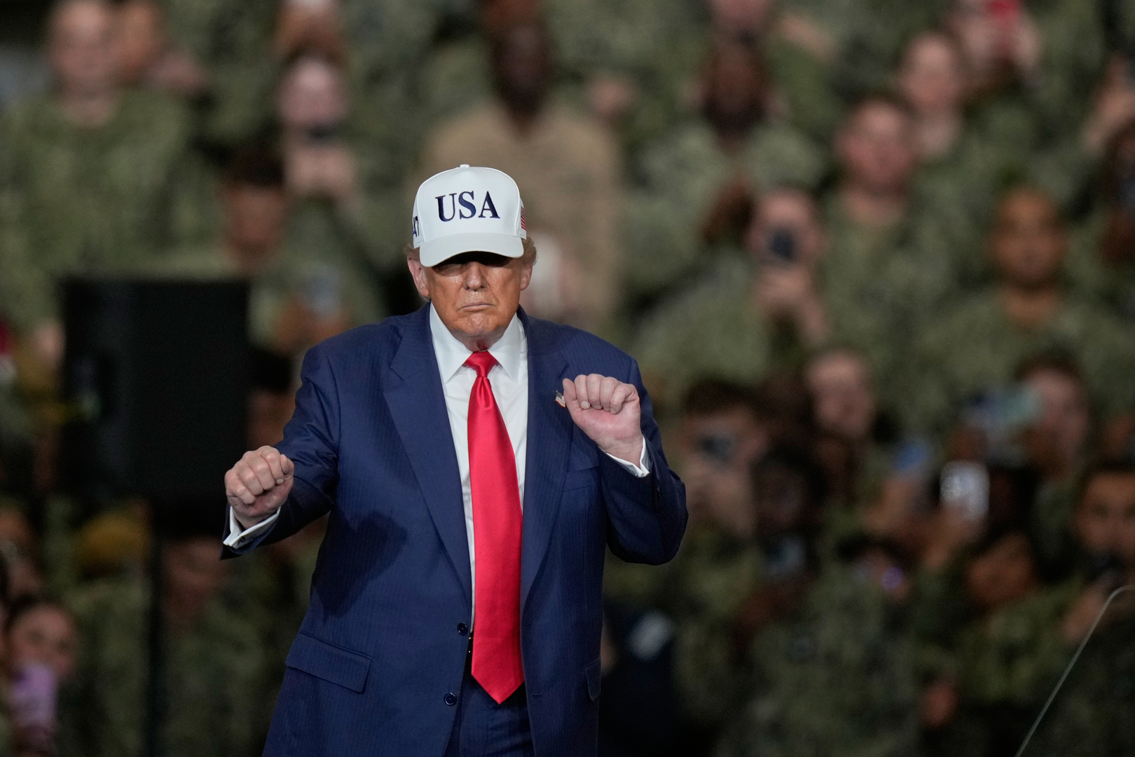 Трамп станцевал перед военными, которые могут лишиться зарплат из-за шатдауна