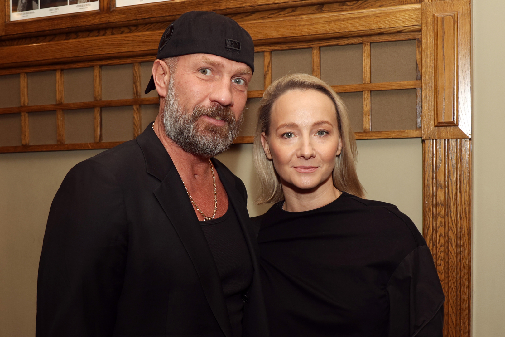 48-летний фигурист Роман Костомаров вывез жену и детей из России в Дубай