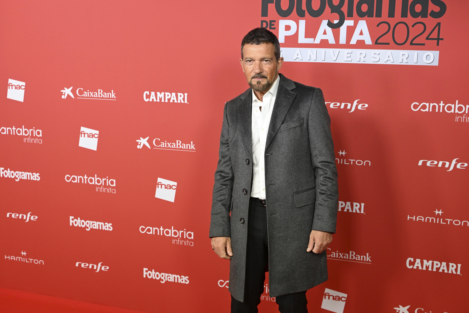 65-летний актер Антонио Бандерас закрасил седину для появления на кинофестивале