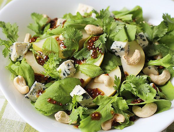 Салат с сыром и грушей - идеальное летнее блюдо с ароматной медово-ягодной заправкой для наслаждения в жаркие дни Салат с сыром и грушей: лёгкое летнее блюдо с медово-ягодной заправкой