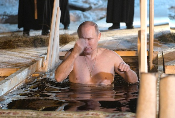 Владимир Путин, Ксения Собчак и другие российские знаменитости соблюдают крещенские традиции