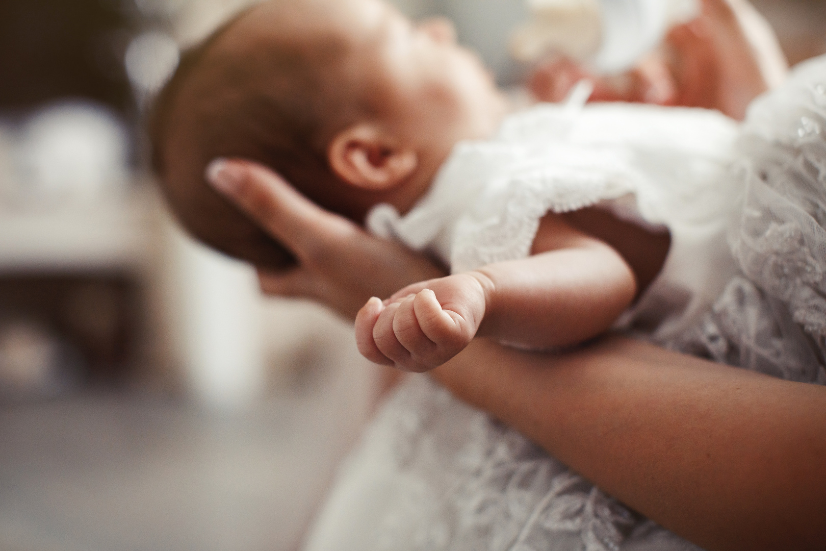 Бала родит. Женщина с младенцем в ЗАГС. Брюнетка с малышом Депозитфотос. Картинка регистрация новорожденного. Италия новорожденный фотосток.