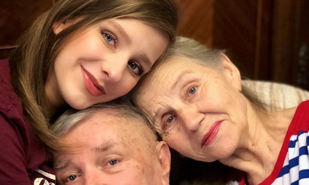 Лиза Арзамасова нежно поздравила бабушку с дедушкой с годовщиной: «Люблю вас!»