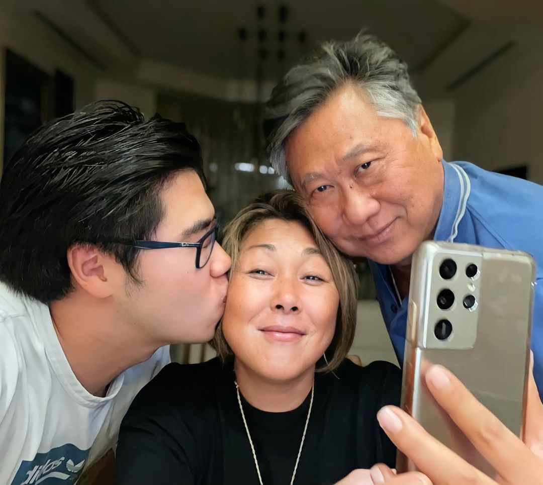 Анита Цой с сыном и мужем