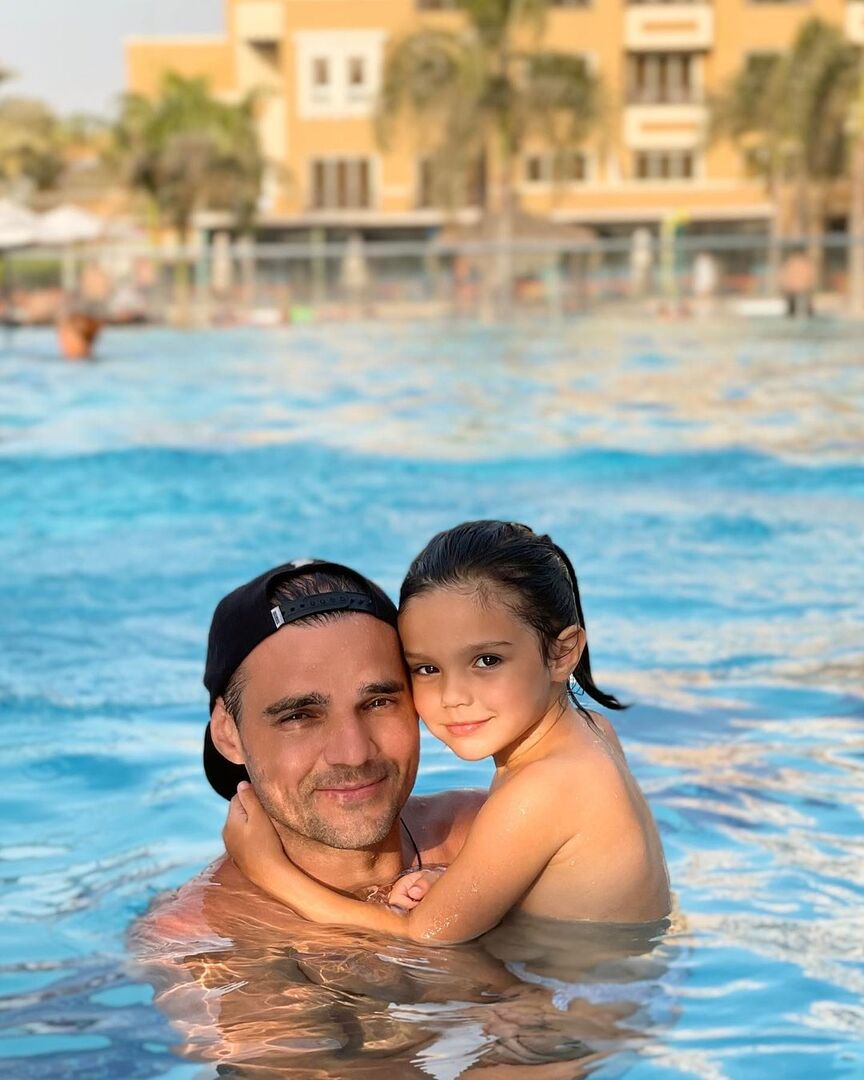 Артем Алексеев купаеися в бассейне с дочкой