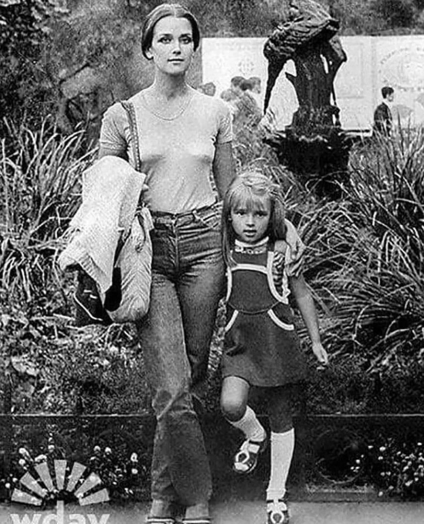 Молодая Ирина Алферова с дочерью
