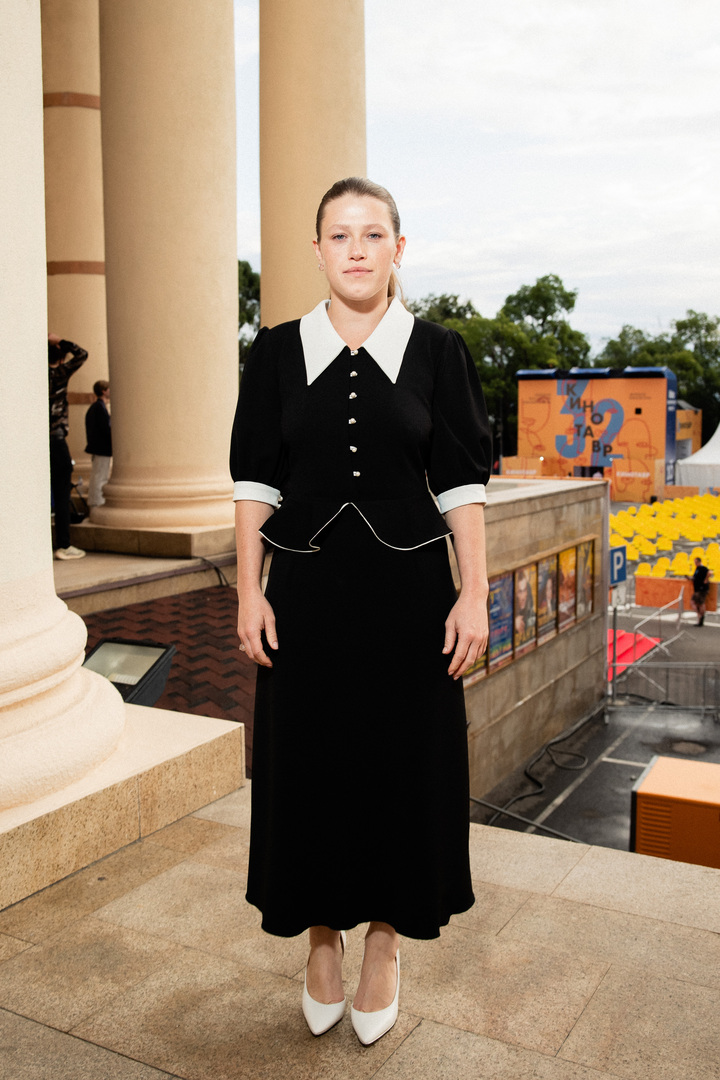 Варвара Шмыкова в черном платье