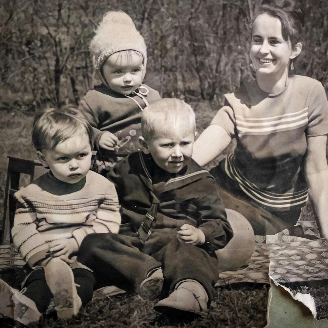 Архивное фото Ирины Безруковой (крайняя слева) с сестрой и мамой