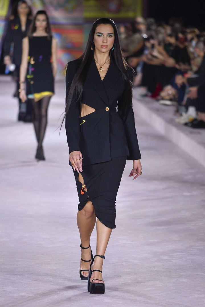 Дуа Липа на показе Versace Spring 2022 Ready-to-Wear