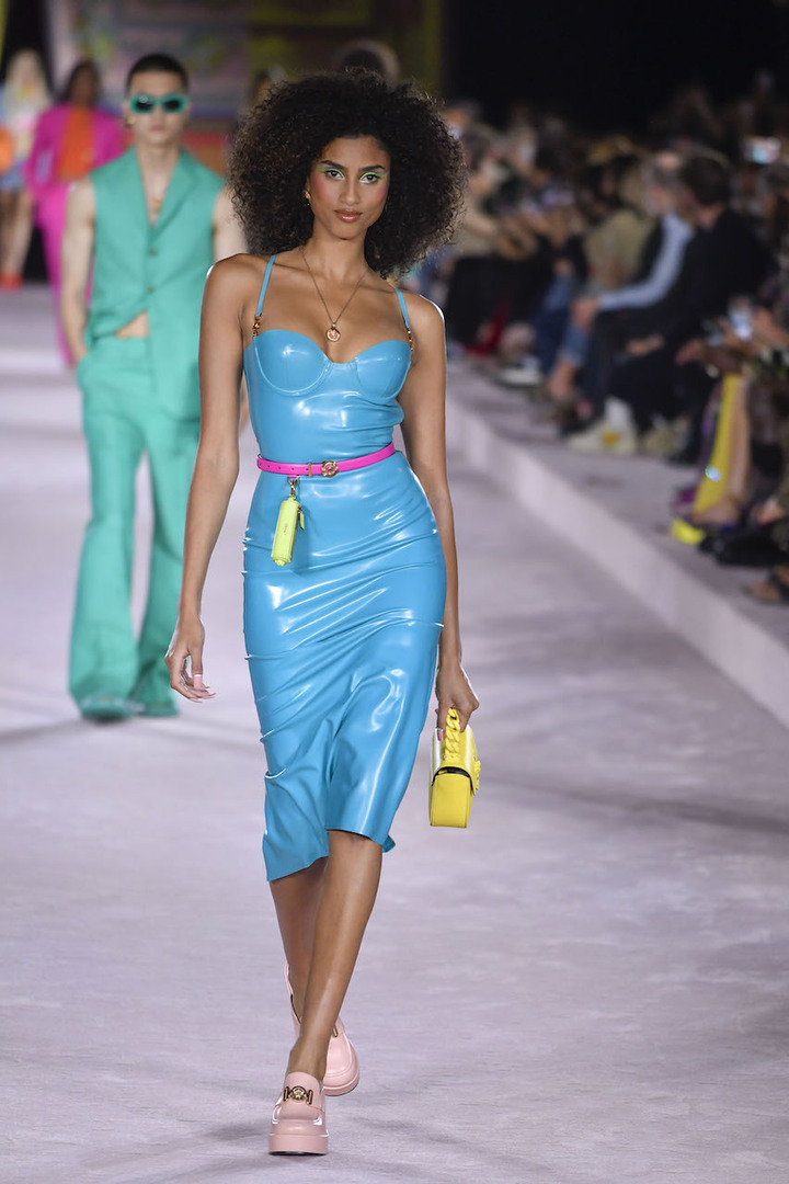 Имаан Хаммам на показе Versace Spring 2022 Ready-to-Wear