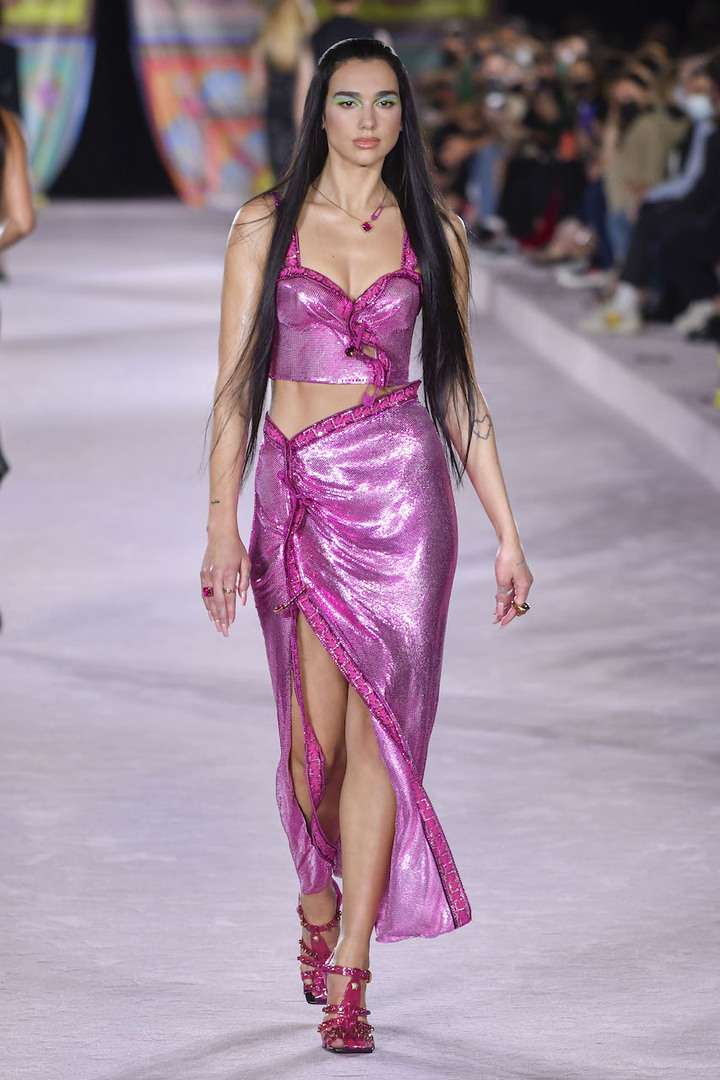 Дуа Липа на показе Versace Spring 2022 Ready-to-Wear
