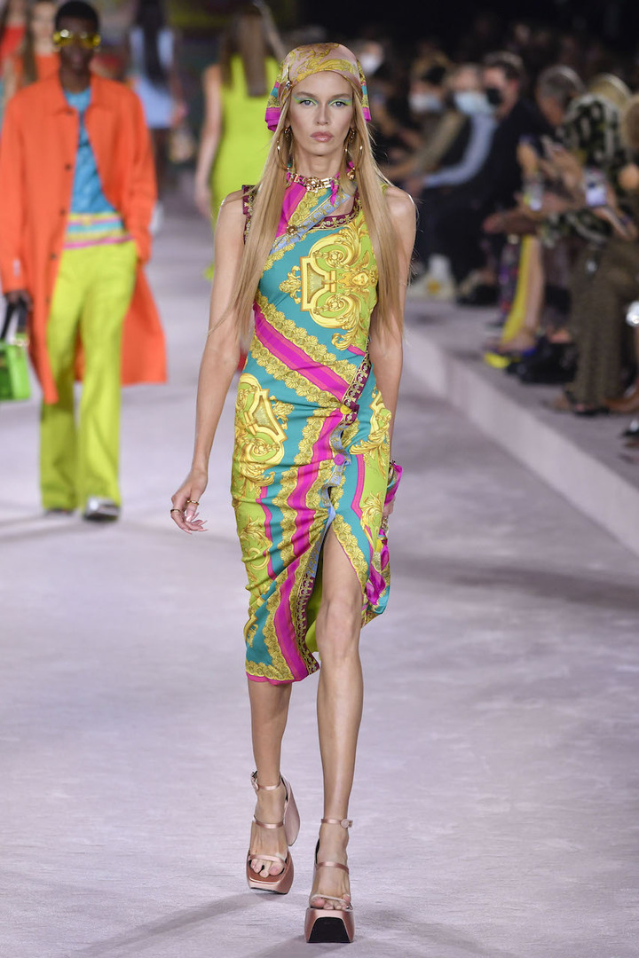 Стелла Максвелл на показе Versace Spring 2022 Ready-to-Wear