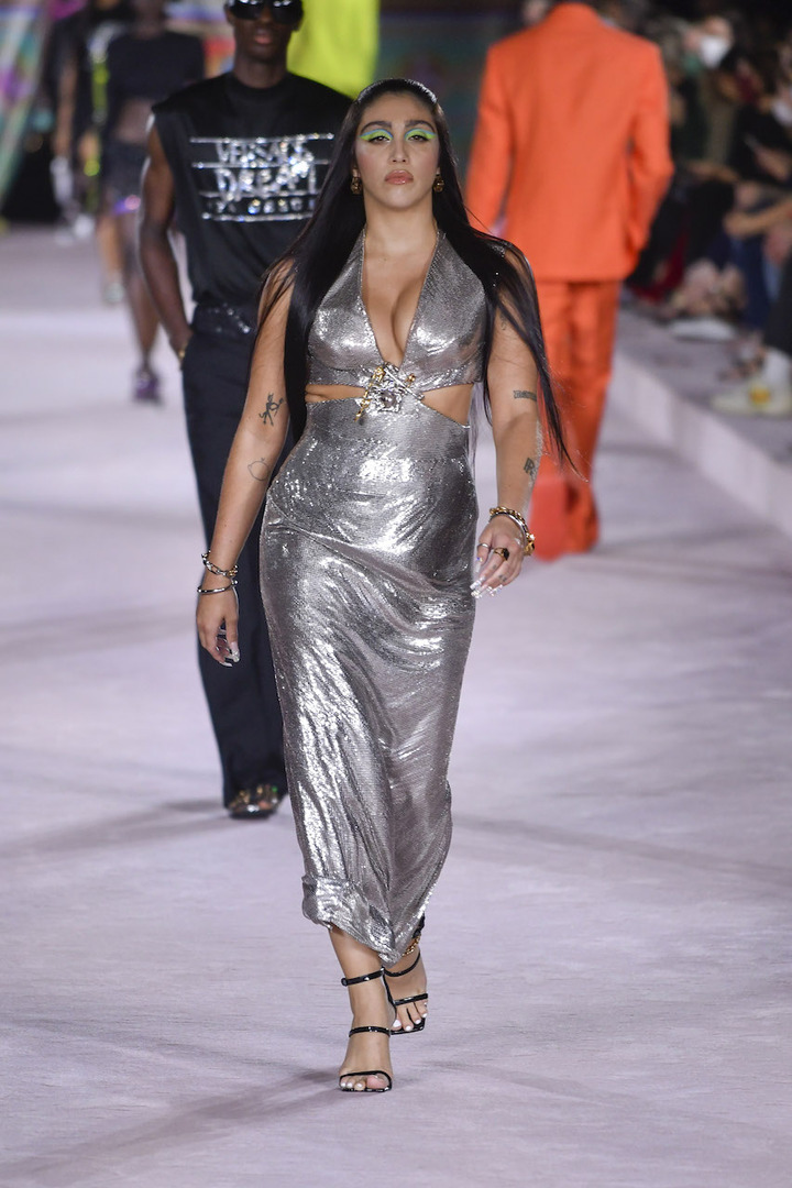 Лурдес Леон на показе Versace Spring 2022 Ready-to-Wear