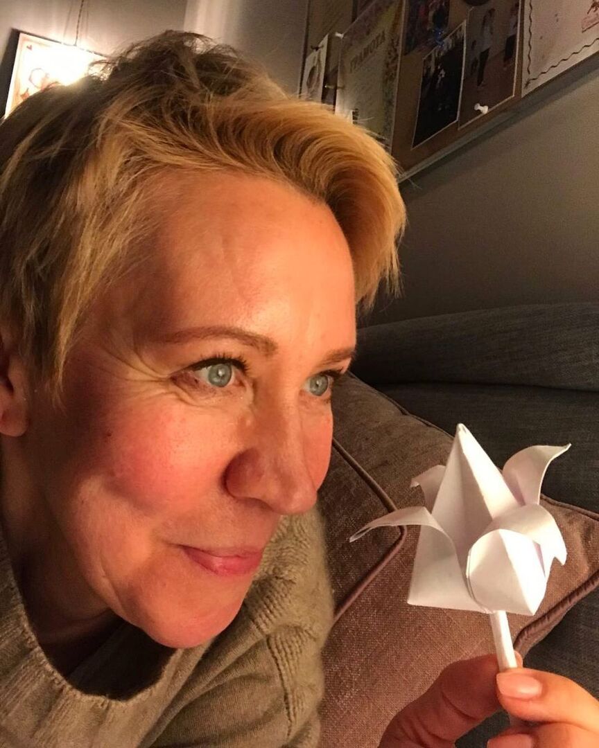 Татьяна Лазарева с цветком из бумаги