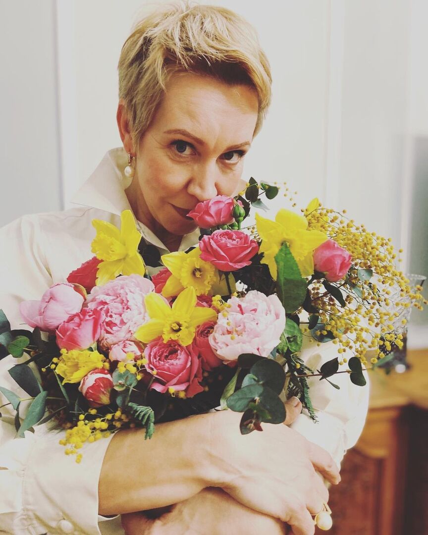 Татьяна Лазарева с букетом цветов