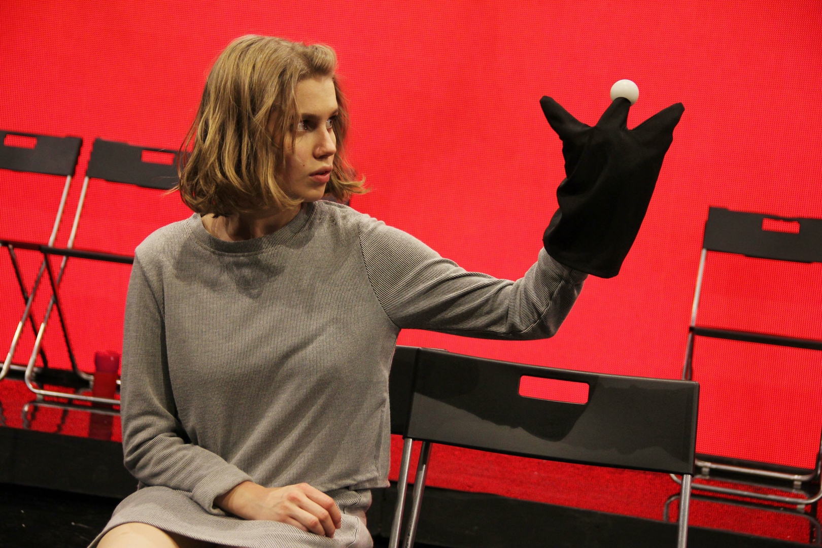 Дарья Мельникова во время репетиции спектакля