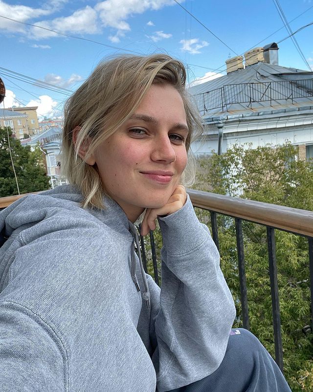 Дарья Мельникова наслаждается теплыми днями