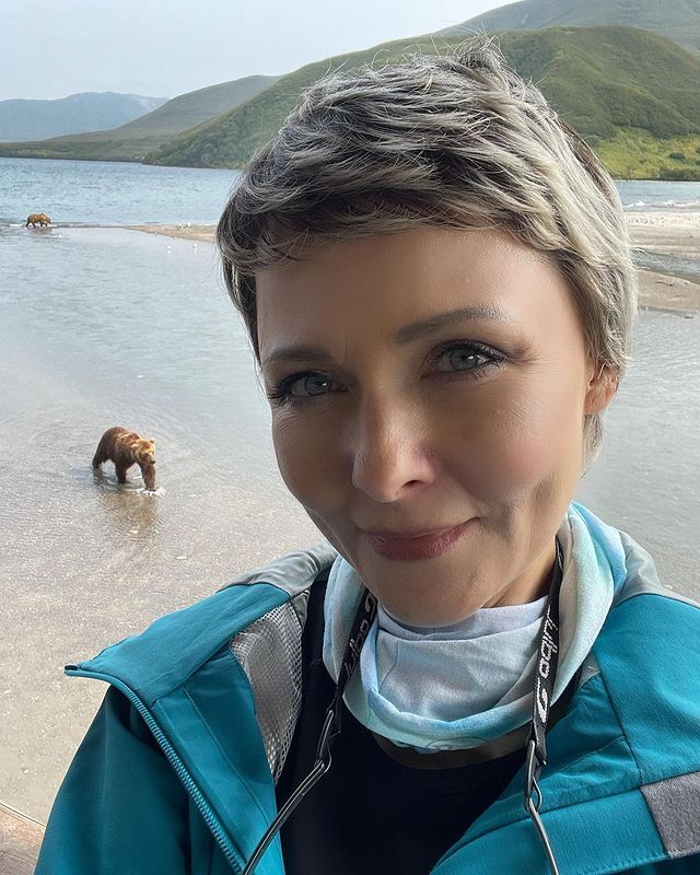 Дарья Повереннова смотрит на медведей