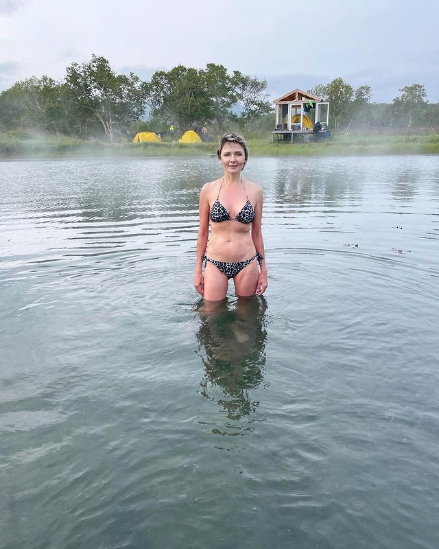 Дарья Повереннова купается в реке