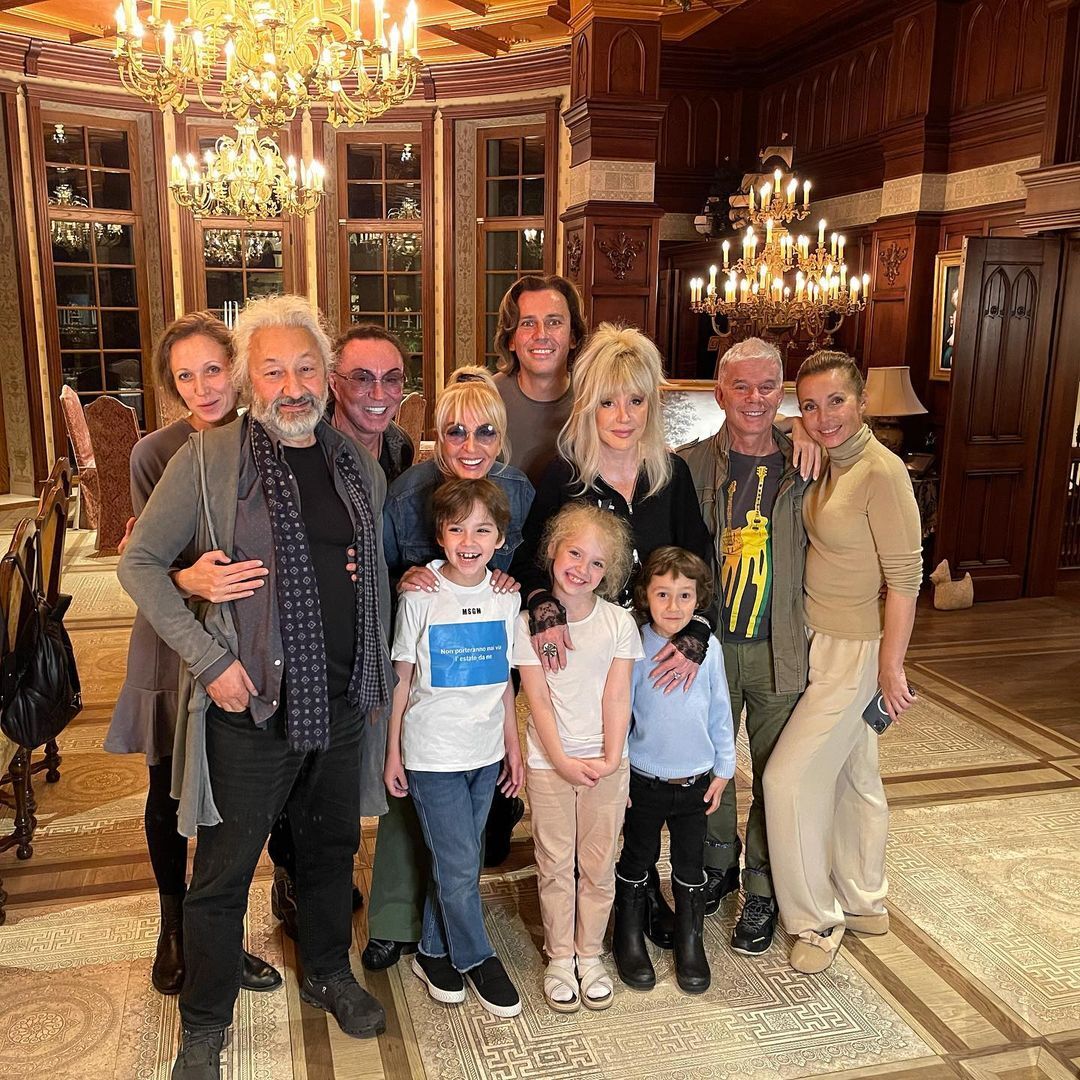 Максим Галкин и Алла Пугачева с детьми и друзьями семьи