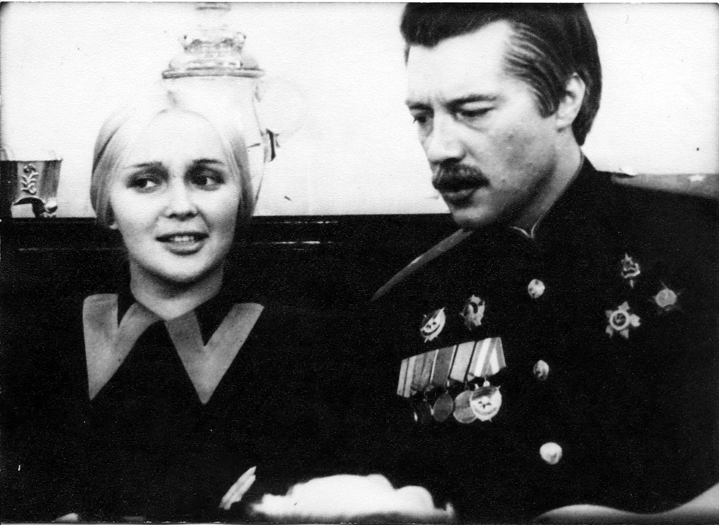 Наталья Гвоздикова и Евгений Жариков в фильме «Рожденная революцией»