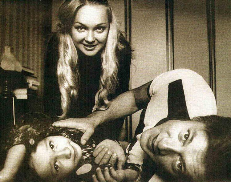 Наталья Гвоздикова и Евгений Жариков с сыном Федором, 1979 год