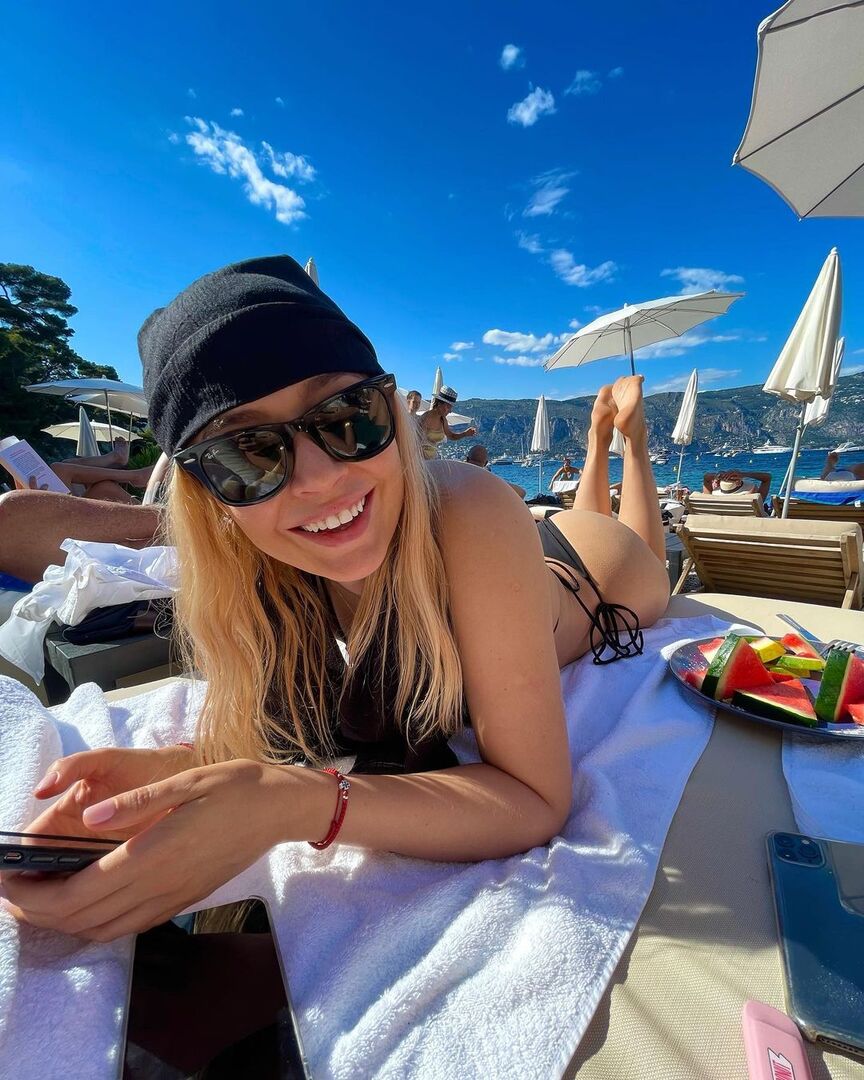 Наталья Рудова отдыхает на пляже