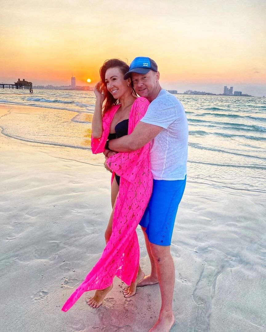 Екатерина Малафеева с мужем на пляже