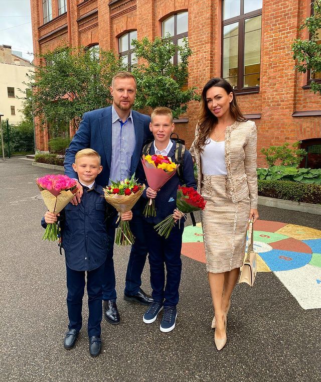 Екатерина Малафеева с мужем провожают детей в школу