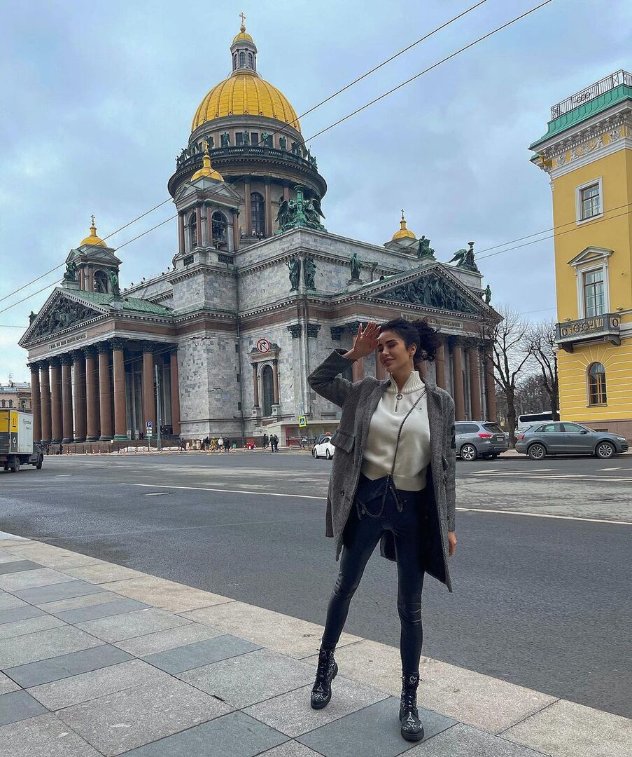 Саша Кабаева гуляет по Петербургу