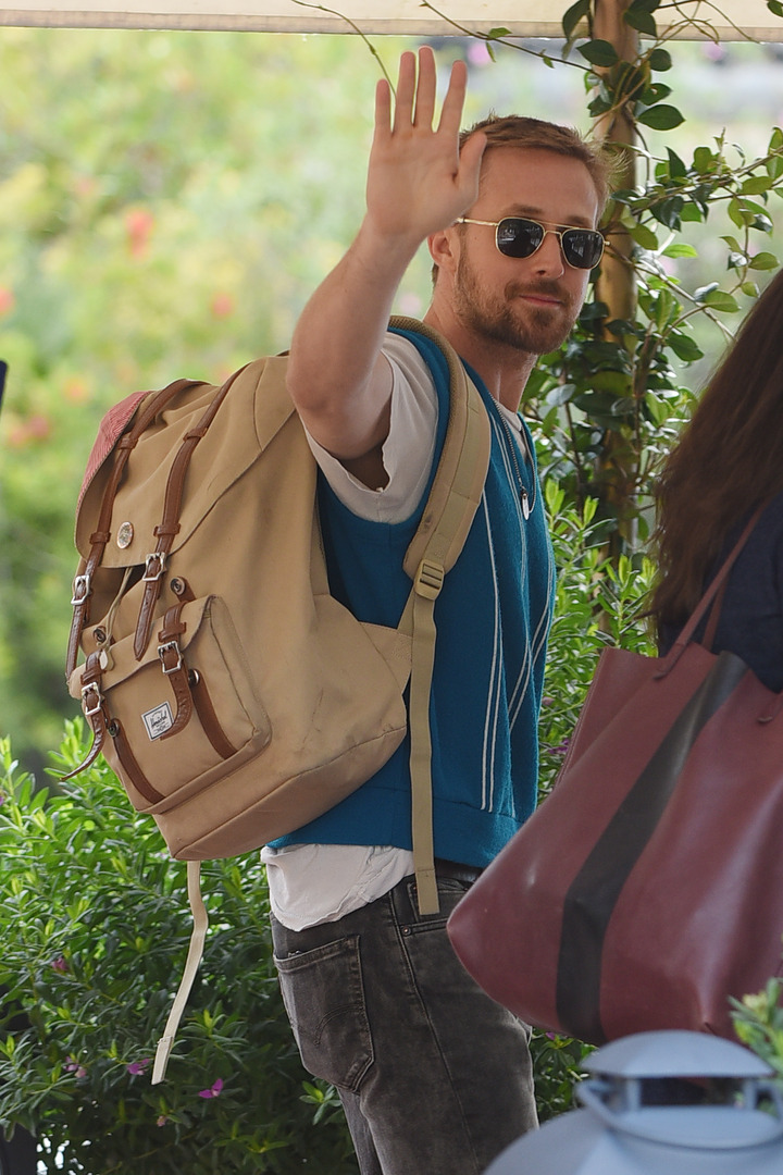 Райан Гослинг позирует фотографам