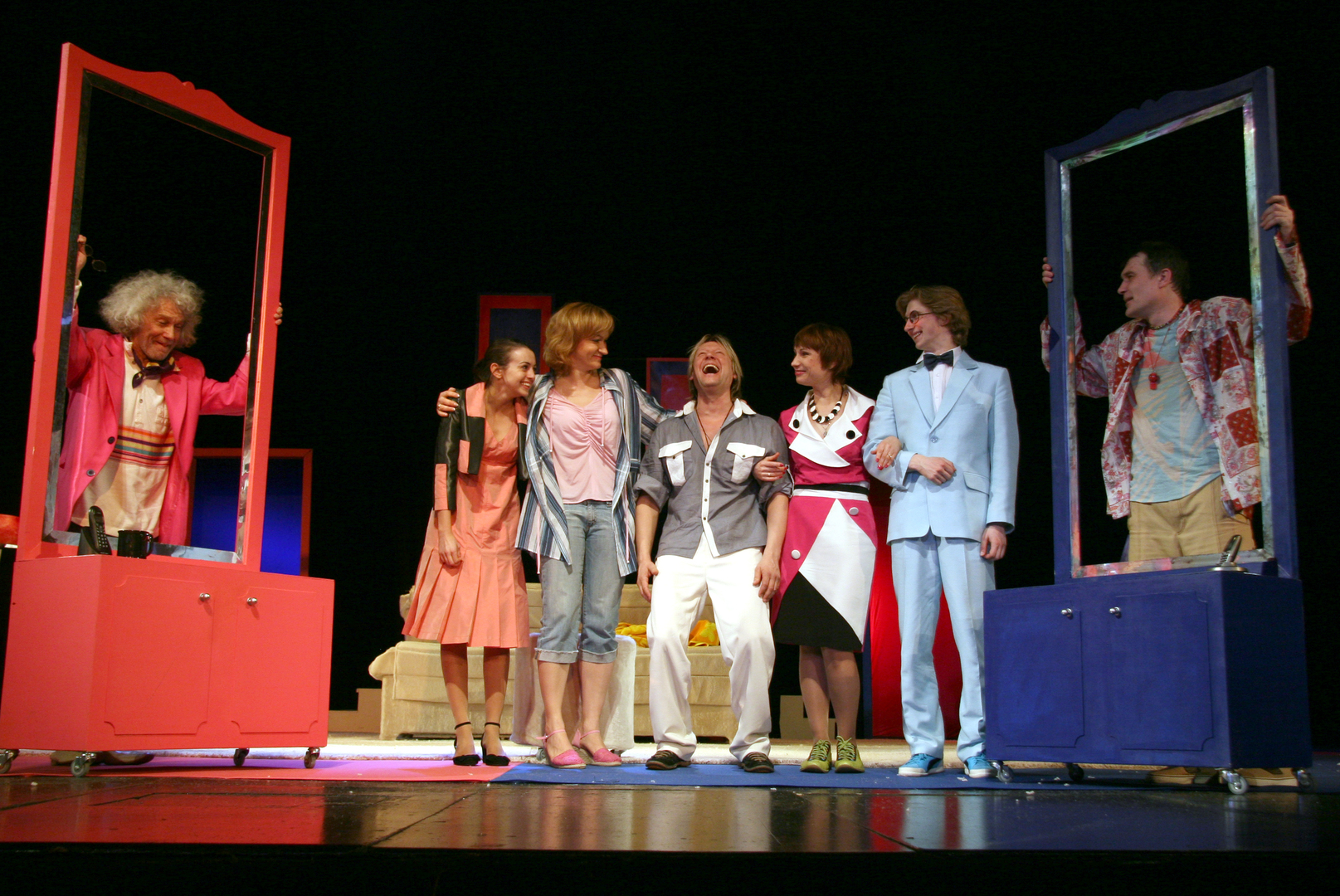 Анна Якунина с коллективом на сцене