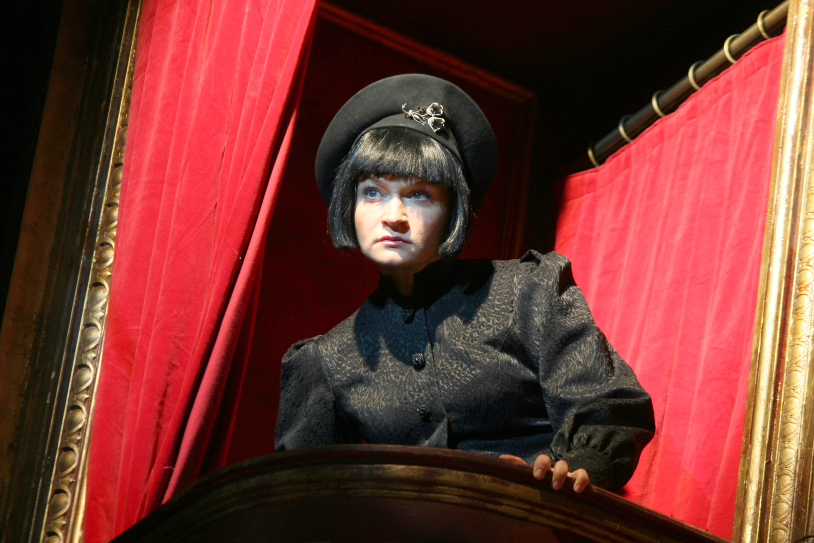Анна Якунина в постановке в черном парике