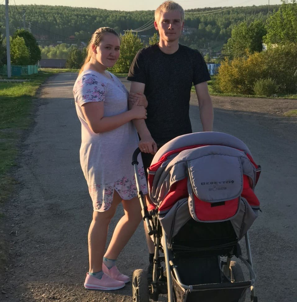 Ксения и Евгений с дочерью на прогулке