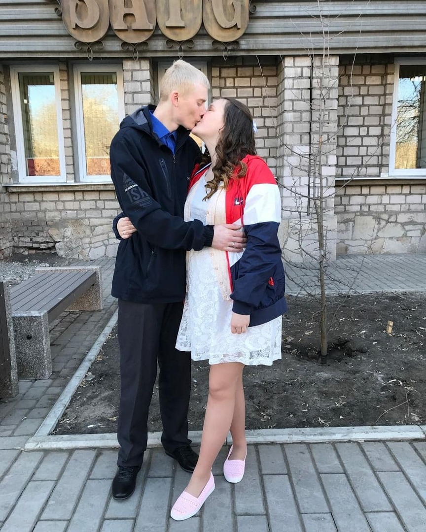 Ксения с мужем Евгением в день свадьбы у загса