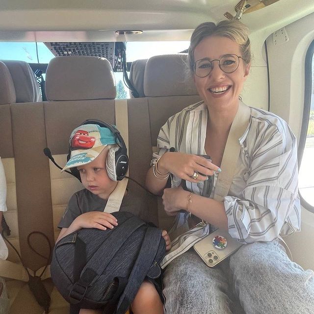 Ксения Собчак с сыном летит на вертолете