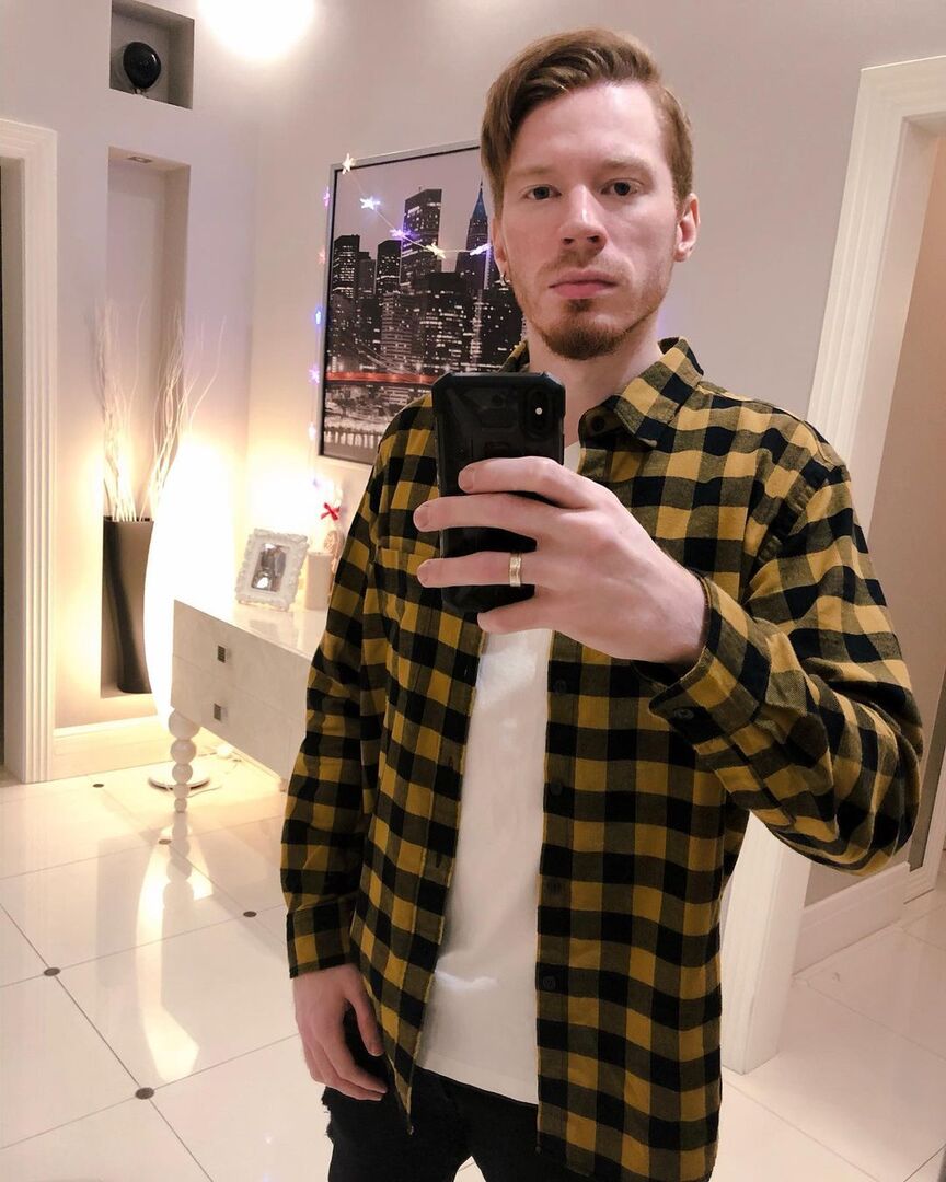 Никита Пресняков позирует в клетчатой рубашке