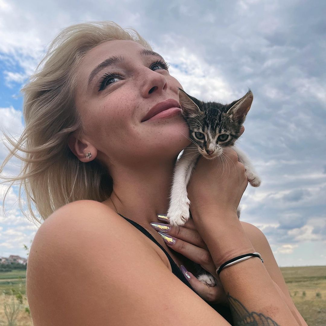 Настя Ивлеева с котенком