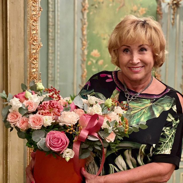 Лариса Копенкина с цветами