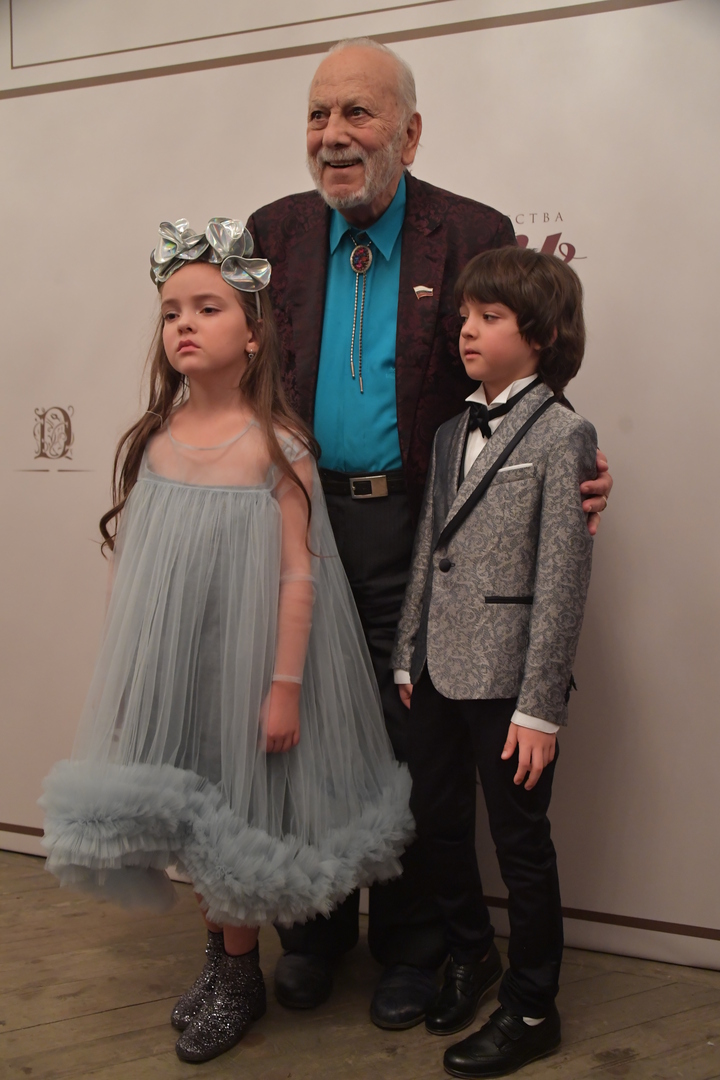 Алла-Виктория и Мартин Киркоровы с дедушкой