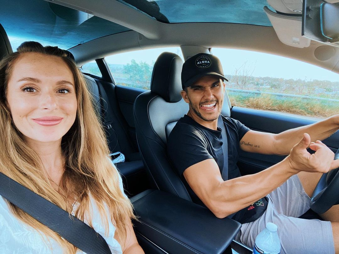 Алекса Вега и ее супруг в машине