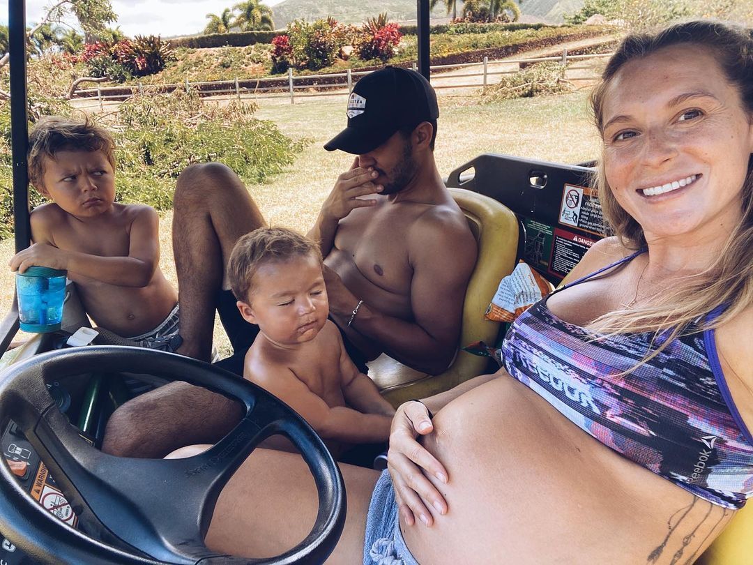 Алекса Вега с семьй во время беременности