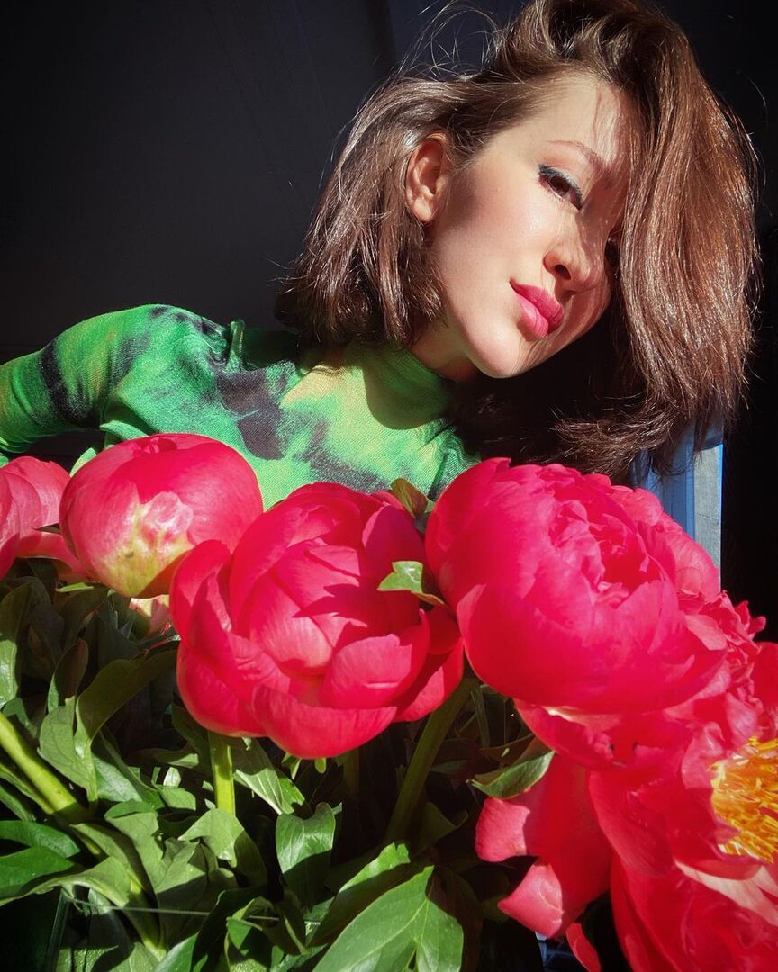 Матильда Шнурова с цветами