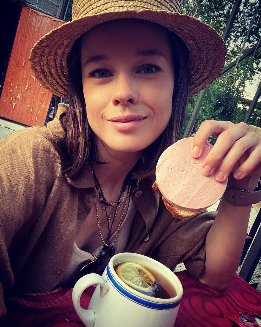 Катерина Шпица пьет чай