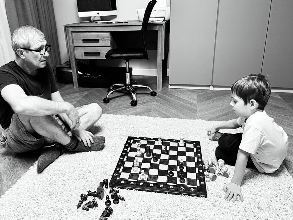 Сын Юлии Снигирь играет в шахматы с дедушкой