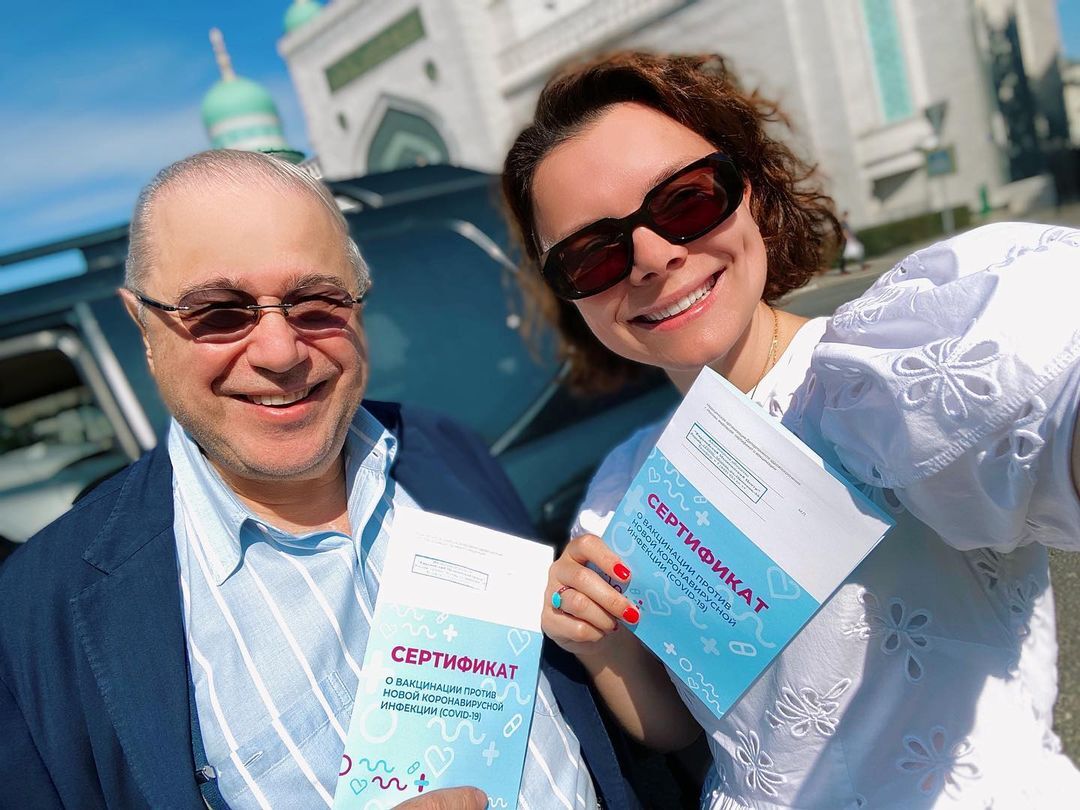 Евгений Петросян и Татьяна Брухунова с сертификатами о вакцинации